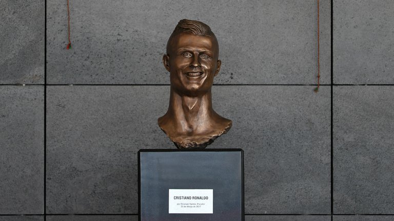 cristiano-ronaldo-statue-madeira-airport_j5t8v9e1dqz91f4q9axo3hnov.jpg