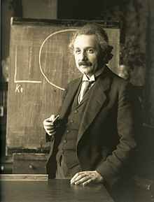 qlow-220px-Einstein_1921_by_F_Schmutzer_-_restoration.jpg