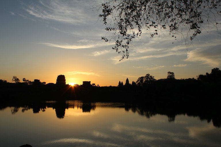 Angkor_Wat_im_Sonnenaufgang.jpg