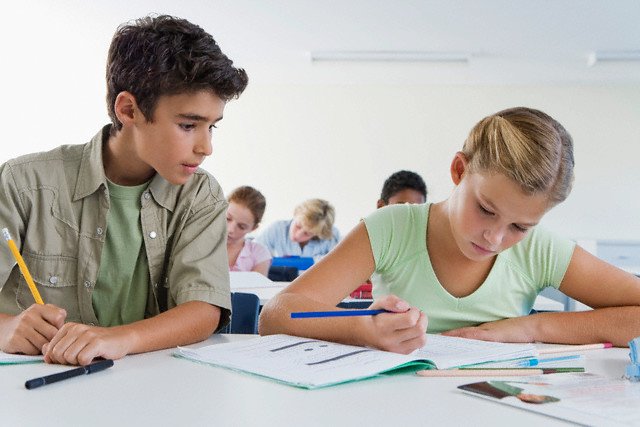 niño-copiando-en-clases.jpg