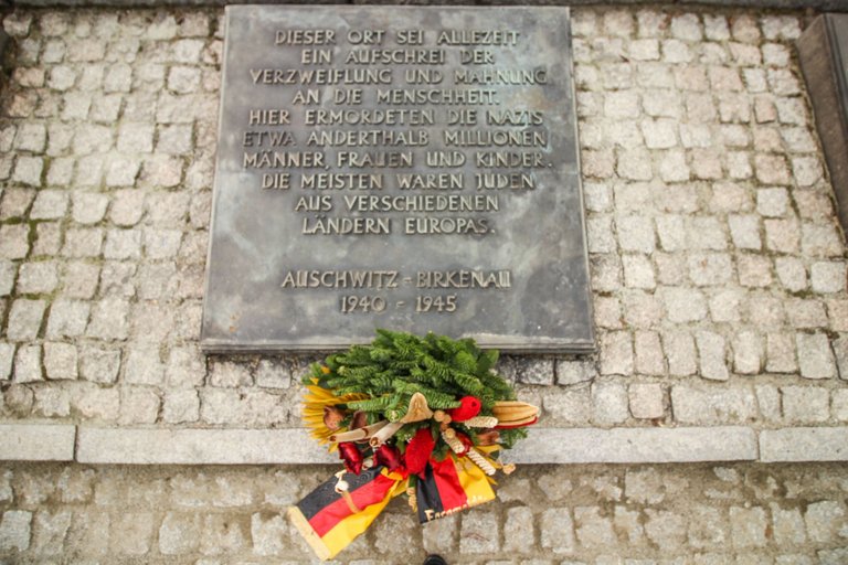 schild-auschwitz-2.jpg