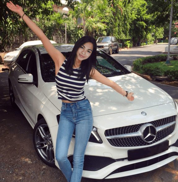 girl-and-car-1__vi-vn.jpg