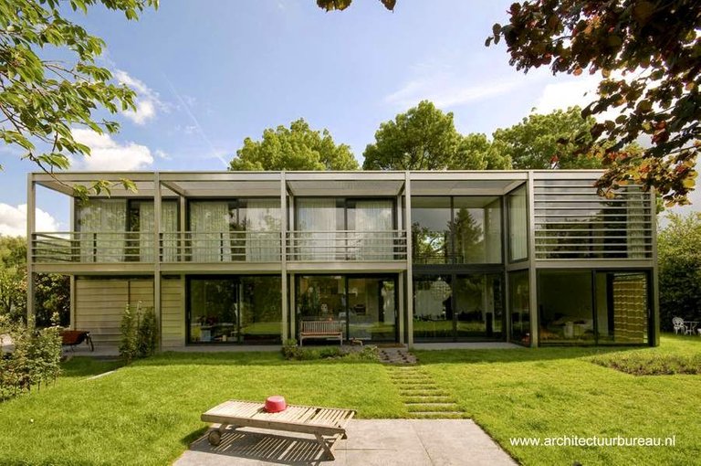 Casa de campo geométrica de dos plantas en Holanda.jpg