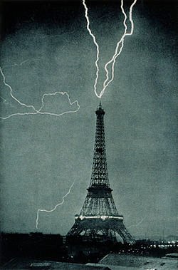 250px-Lightning_striking_the_Eiffel_Tower_-_NOAA.jpg