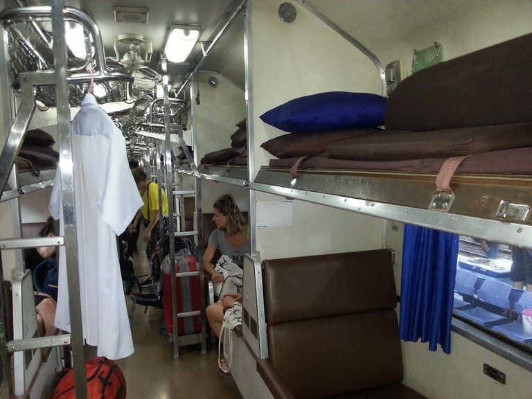 2nd-Class-Air-Conditioned-Sleeper-carriage-on-the-17.05-to-Surat-Thani.jpg