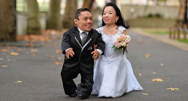 Shortest-married-couple-London-walking.jpg