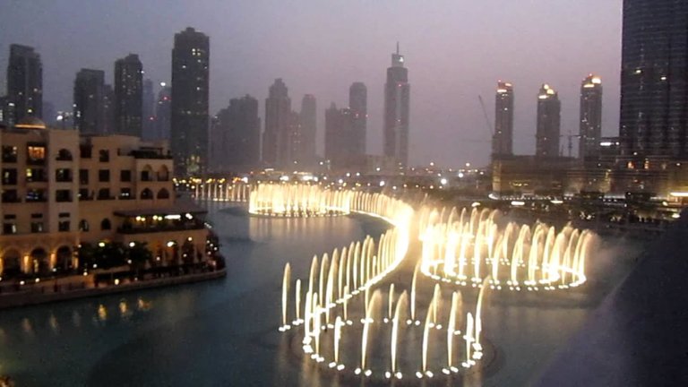 Dubai-Fountain-Looks-Amazing-With-Night-Lights.jpg