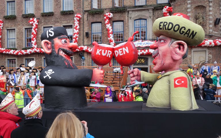 Düsseldorf,_Rosenmontag_2016,_politische_Karnevalswagen_(06).jpg