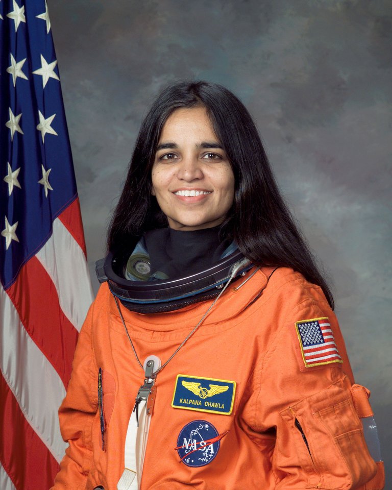 Kalpana_Chawla,_NASA_photo_portrait_in_orange_suit.jpg
