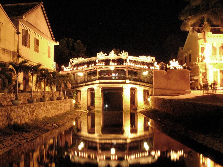 2 Hoi_An_Vietnam_Japanese_Covered_Bridge.jpg