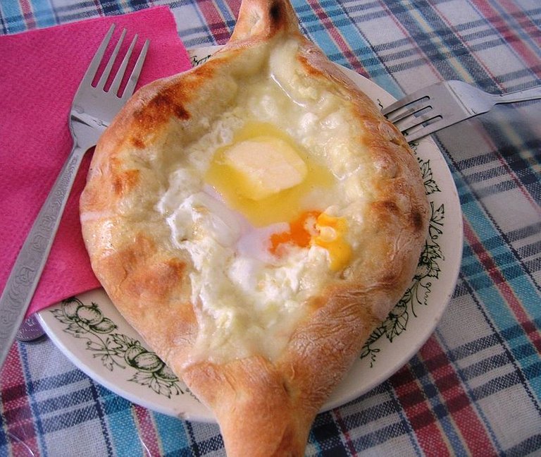 800px-Adjaruli_Khachapuri.jpg