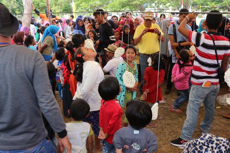 makan krupuk 2.jpg