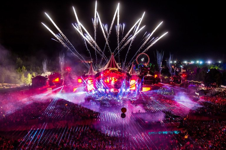 Tomorrowland-belgium-2017-lasers-fireworks.jpg