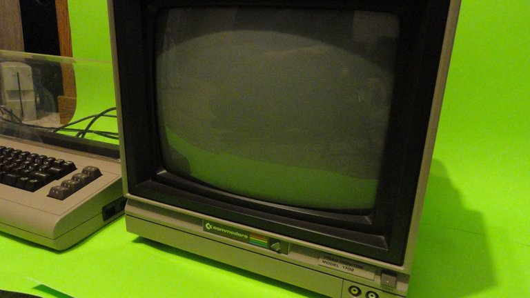 Commodore-Monitor-1702-2-LG.JPG