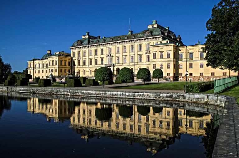 drottningholm-palace-1723563_1920.jpg