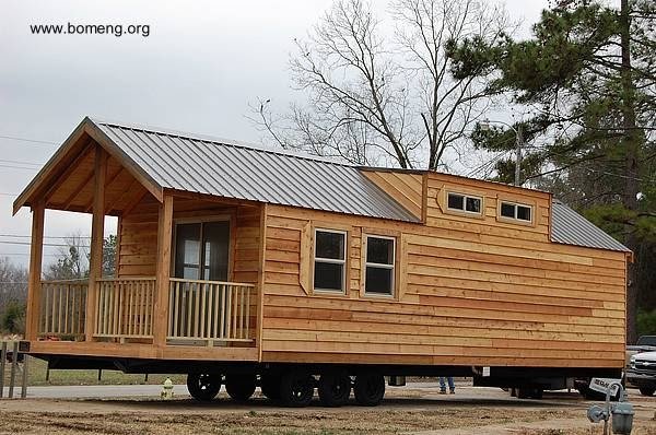 Cabaña americana de madera transportable sobre un trailer.jpg