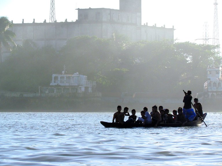 Life_in_buriganga.JPG