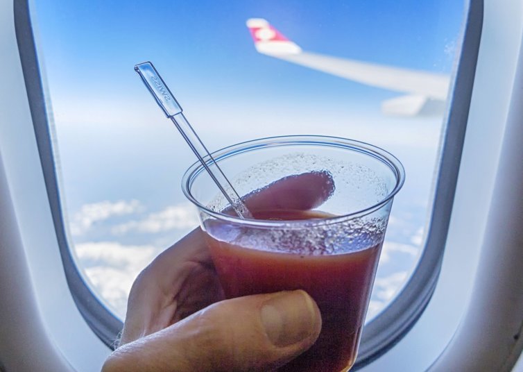 7551-tomatensaft-schmeckt-besser-im-flugzeug.jpg