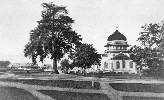 mesjid raya dengan latar jauh hotel aceh.jpg