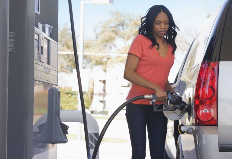 gallery-1433448723-woman-pumping-gas.jpg