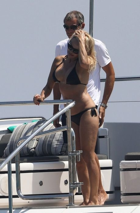 pamela_anderson_in_bikini_11.jpg