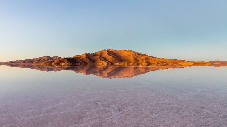 1920px-Salar_de_Uyuni,_Bolivia,_2016-02-04,_DD_10-12_HDR.jpg