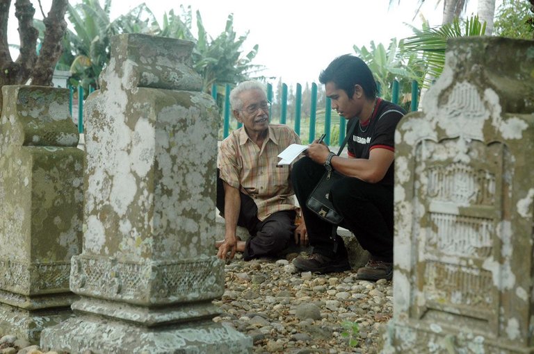 Bersama Penjaga Makam@GRASINDO.jpg