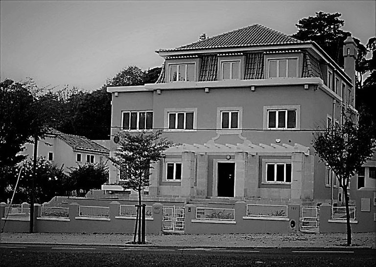 Lisbon's Housing B&W Photography, Yellow B&W House Lisbon, SteemFest 2 Nov 2017-21032018 (3).jpg