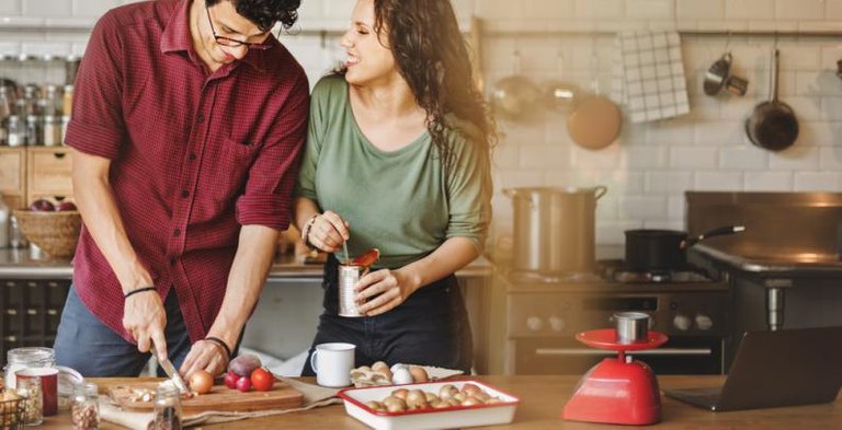 pareja-cocinando-feliz.jpg