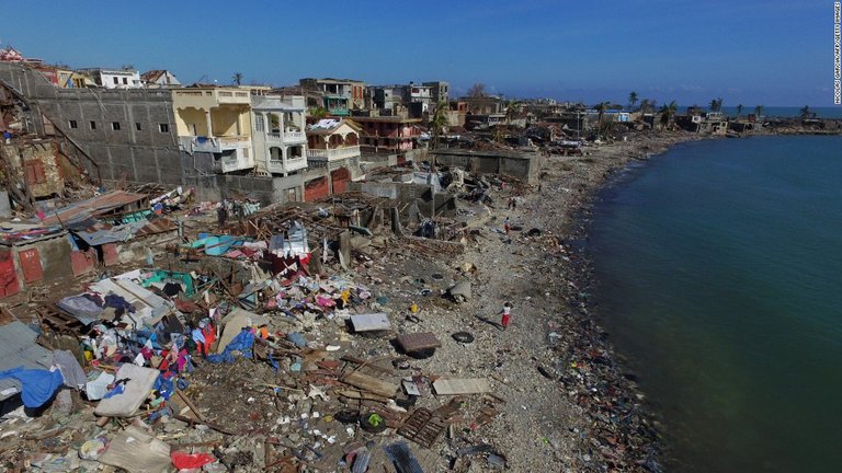 161009095917-05-hurricane-matthew-haiti-1008-super-169.jpg