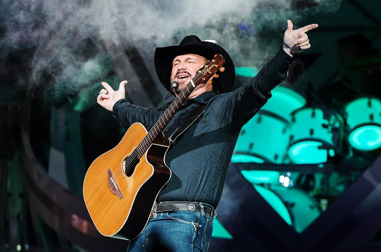 garth-brooks-live-2017-a-billboard-1548.jpg