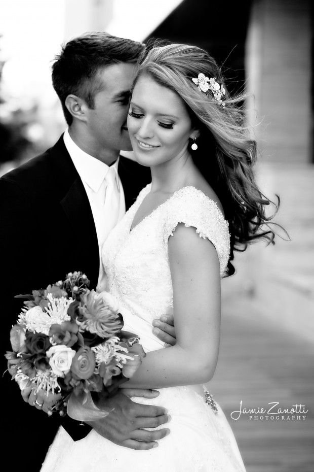 202b4c9671768a35ec1eb97b6f98269d--outdoor-wedding-pictures-bride-groom-poses.jpg