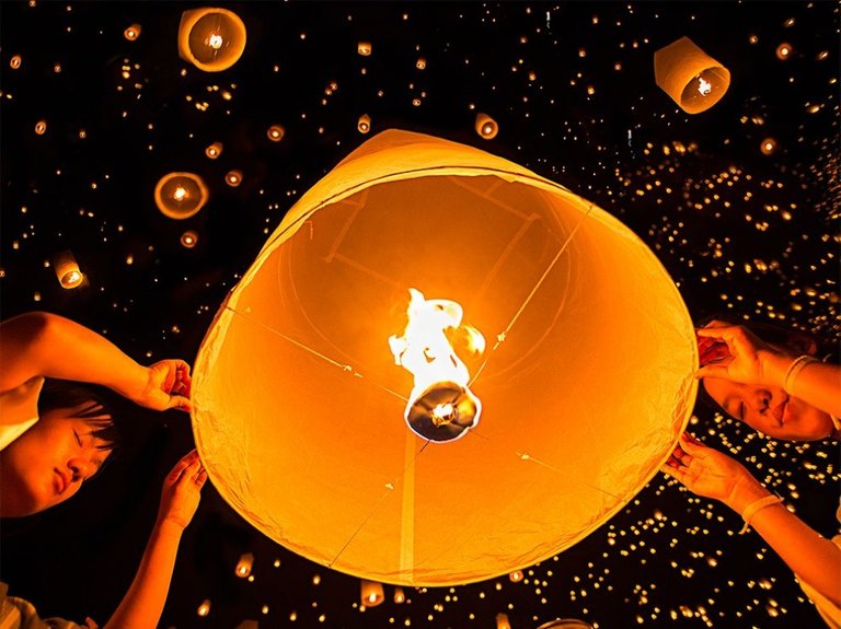 Sky lantern festival in Chiang Mai, Thailand.jpg