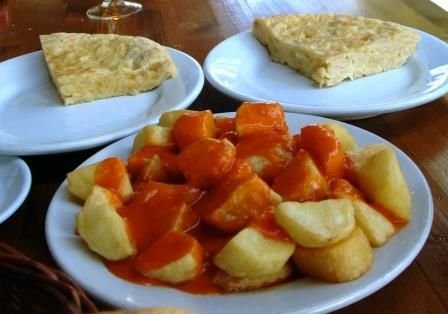 patatas bravas y tortilla de patata.jpg