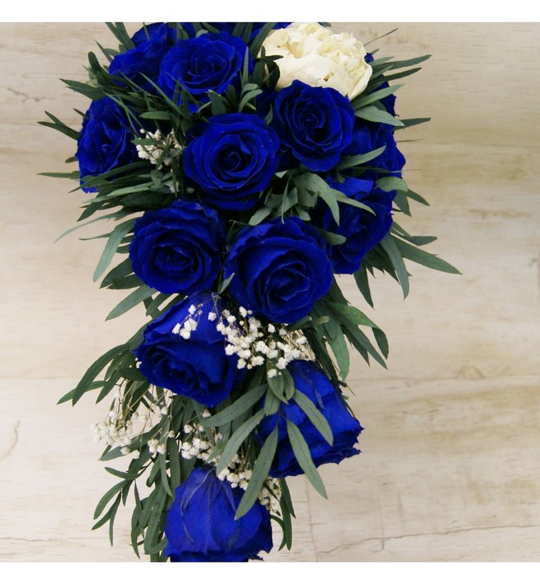 ramo-de-novia-preservado-con-rosas-azules-y-peonia.jpg