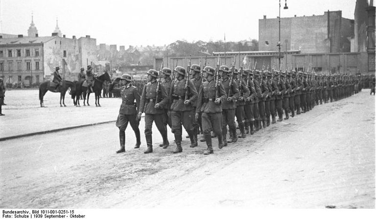 Bundesarchiv_Bild_101I-001-0251-15,_Warschau,_Parade_deutscher_Truppen.jpg