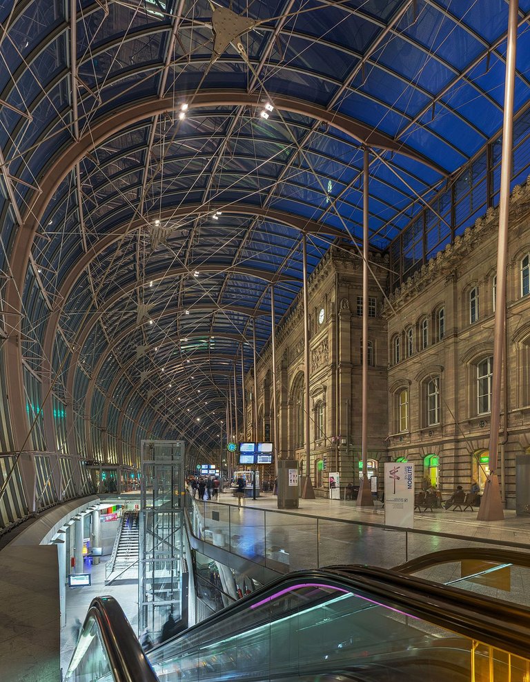 Gare_de_Strasbourg_Interior,_Alsace,_France_-_Diliff.jpg