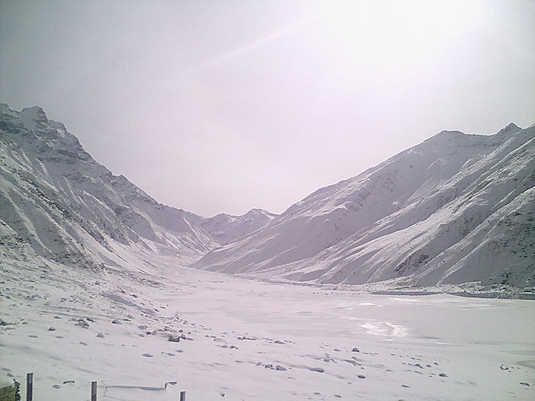 800px-Saiful_Muluk_Lake_(Winters).jpg