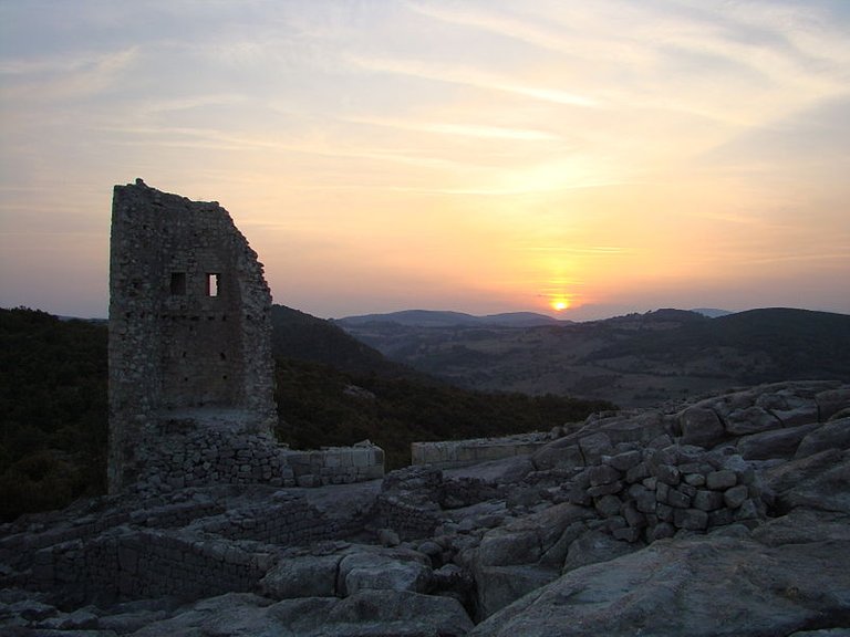 800px-Perperikon-Medieval-Walls[1].jpg