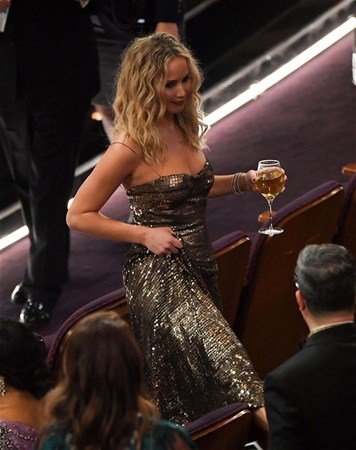 ickiyi-fazla-kacirdi-jennifer-lawrence-oscar-1673964.jpg