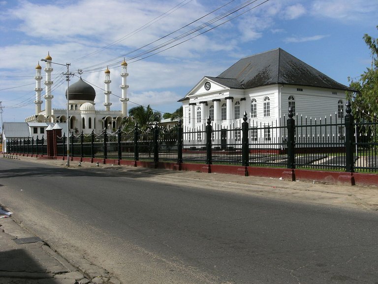 1280px-Paramaribo_synagogue_and_mosque.JPG