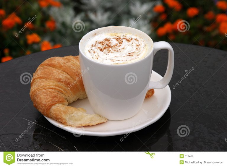 latte-avec-le-croissant-et-le-pouvoir-fouetté-de-crème-et-de-chocolat-519457.jpg