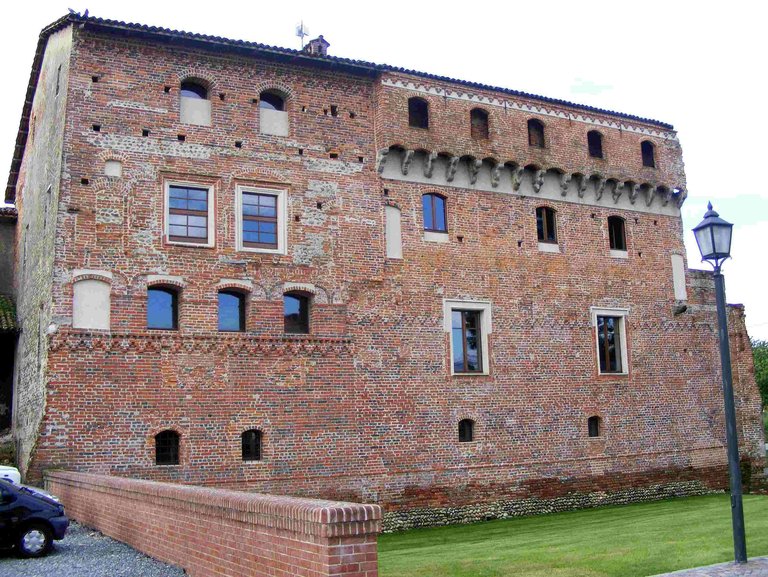 Castello_verrone_da_nord.jpg