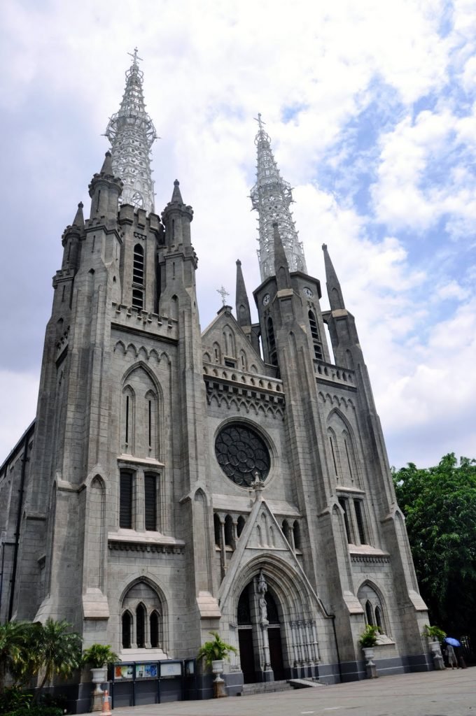 katedral-jakarta-tempat-di-indonesia-mirip-luar-negeri-680x1024.jpg