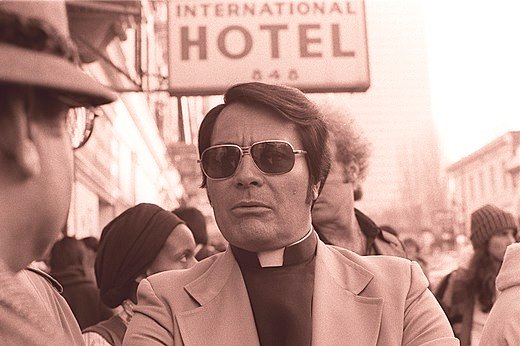 520px-Jim_Jones_in_front_of_the_International_Hotel.jpg