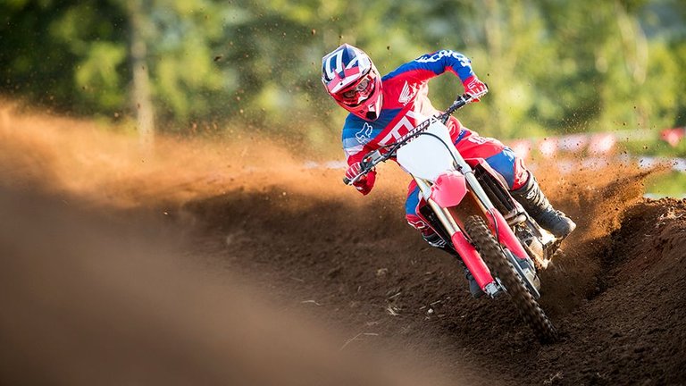 18_CRF250R_ACTION_01.jpg