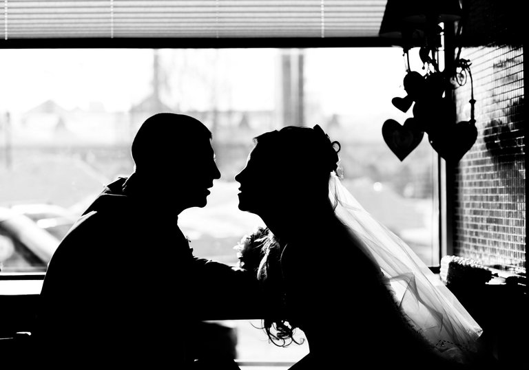 silhouette-of-loving-couple-in-the-cafe-P4K6F2Z - Kopie.jpg