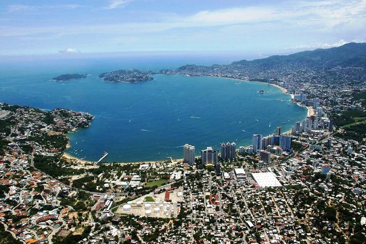 Bahia_de_Sta._Lucia_Acapulco.jpg