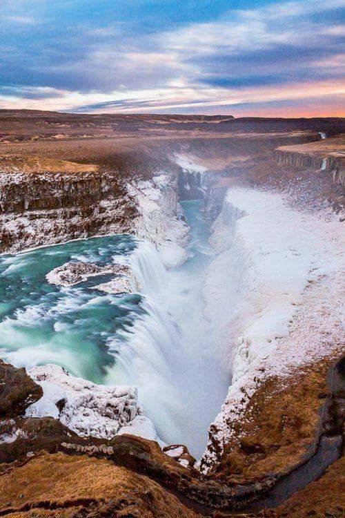 Enorme grieta en el suelo, Gullfoss, Islandia.jpg