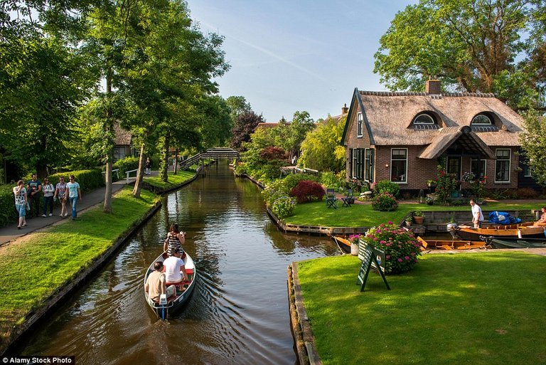 340264EB00000578-3584981-The_idyllic_Giethoorn_has_no_roads_or_cars_and_the_only_access_t-a-16_1462981526073.jpg